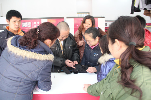 开干洗店加盟哪家公司好?UCC洗衣加盟连锁企业洗涤技术培训中心